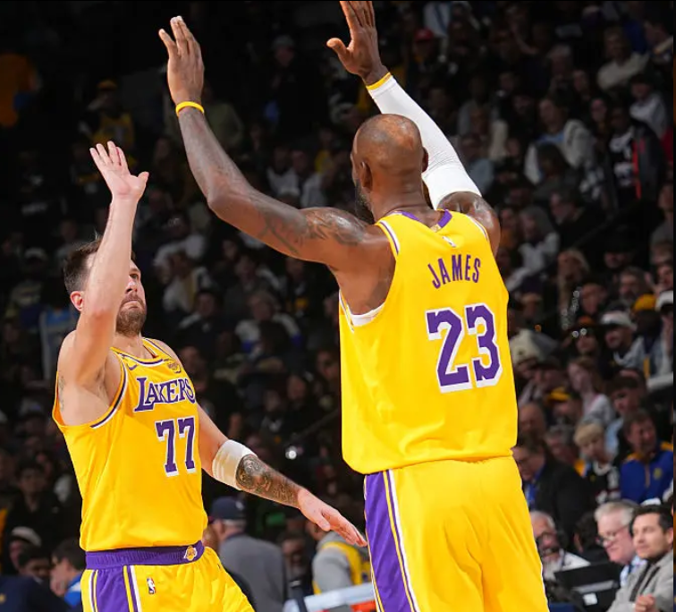 开云真人在线-狂野西部！西部第三至第七争夺超激烈 3队胜场数相同 湖人再进前6