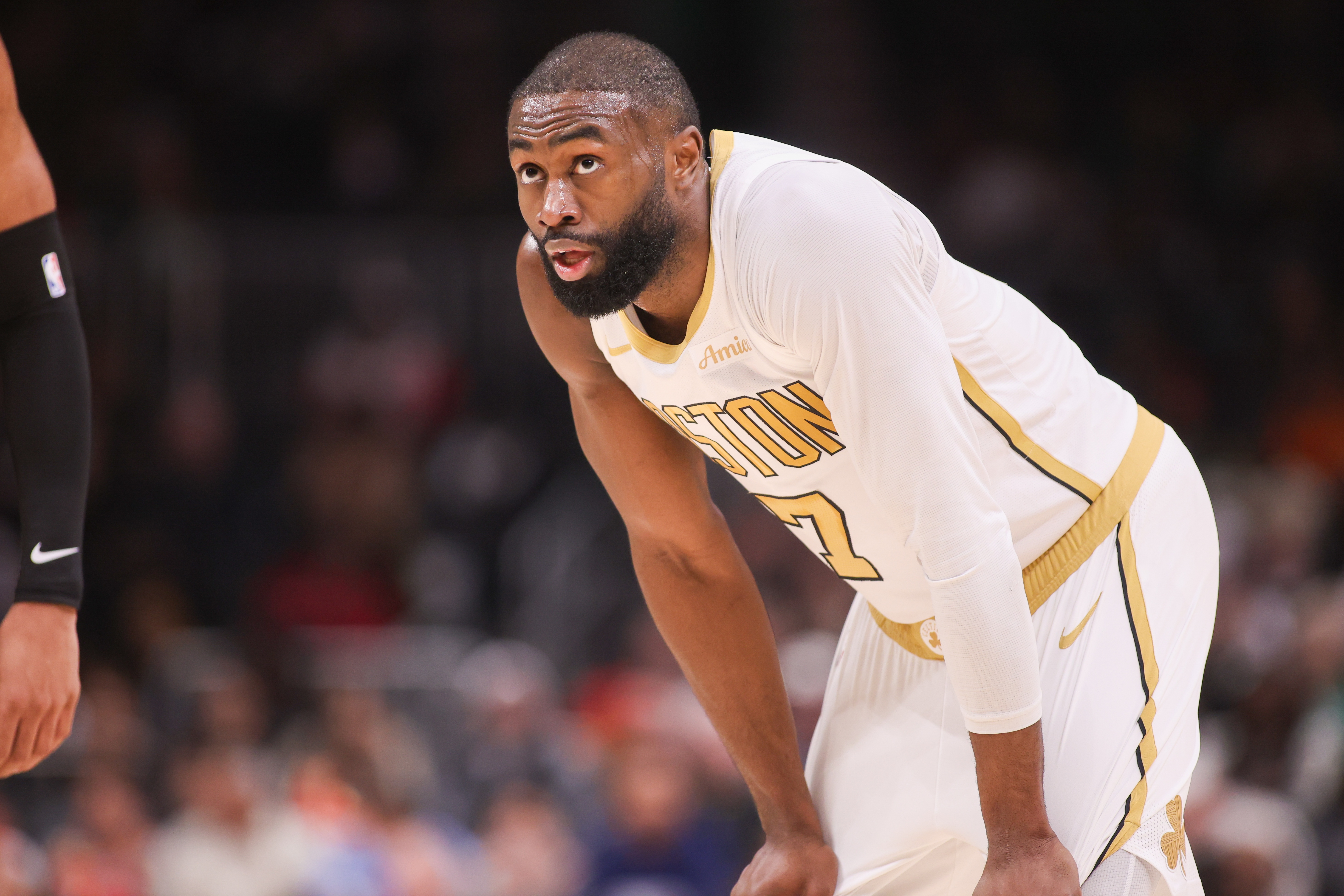 开云真人官网入口-三双到手！杰伦·布朗27中9拿到27分10板12助 三分10中4