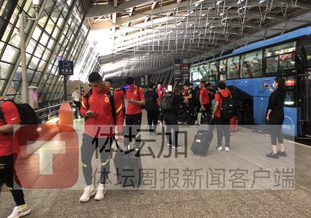 开云真人官网-【手记】李铁再次让出公务舱 球迷空姐为国足送祝福