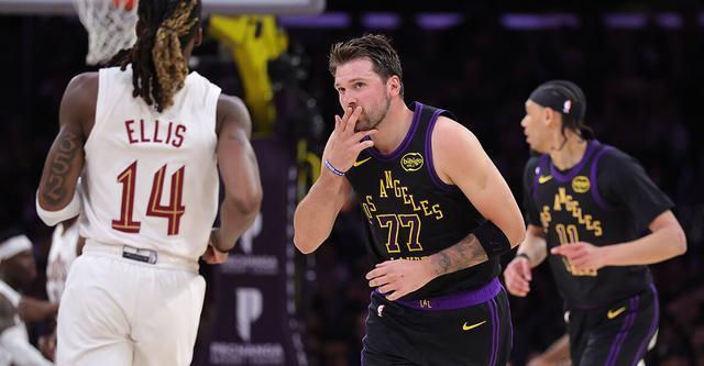 开云真人官网-东契奇复出42+12喜迎15000分里程碑 湖人主场轻取骑士