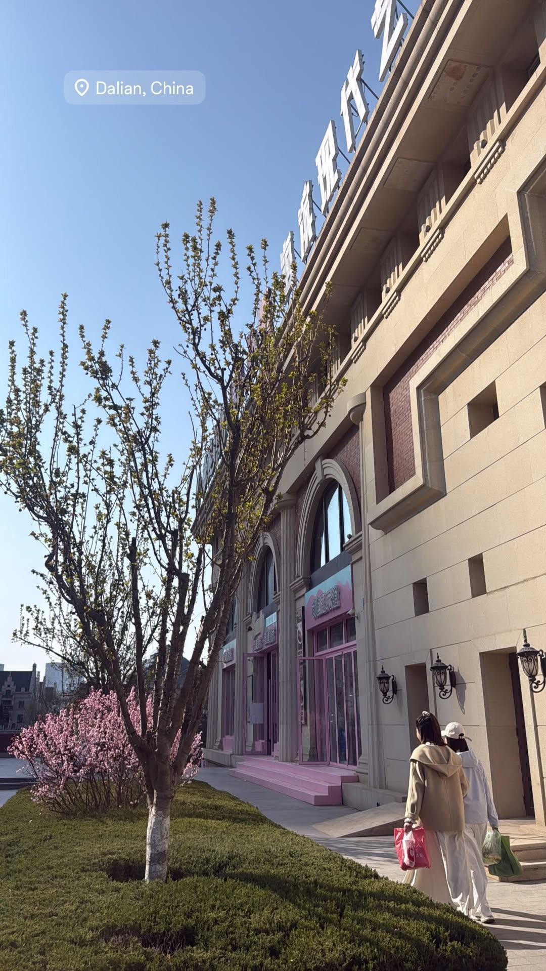 开云真人在线-家人来华，斯坦丘妻子分享在大连的照片